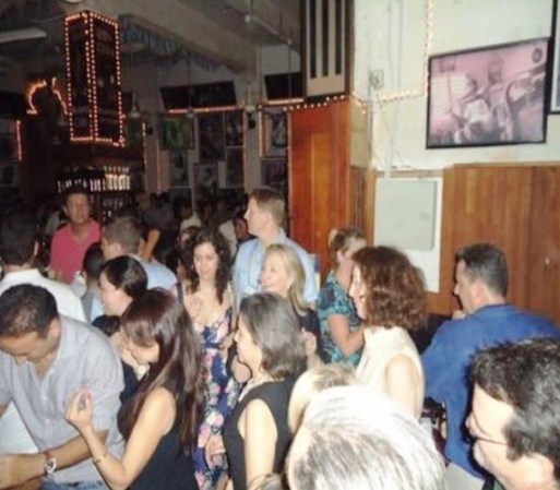 Aquí Hillary Clinton con su equipo disfrutando en "Havana".
