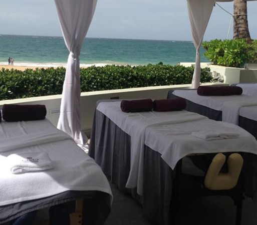 El hotel cuenta con un spa con vista al océano para que te dejes consentir con un masaje relajante.