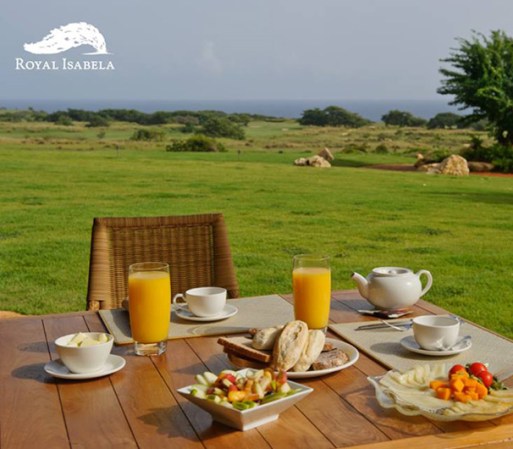 Disfruta de la vista desde la terraza de La Casa Restaurant mientras saboreas una de las deliciosas comidas preparadas para el brunch de los domingos.