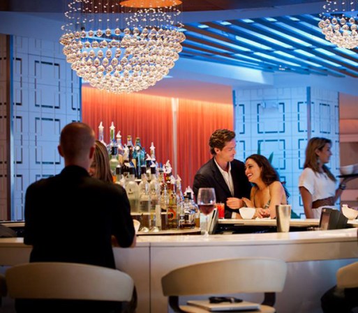 ¿Necesitas tiempo para ti y tu pareja? Escápate al bar del hotel y pasen un mágica velada.