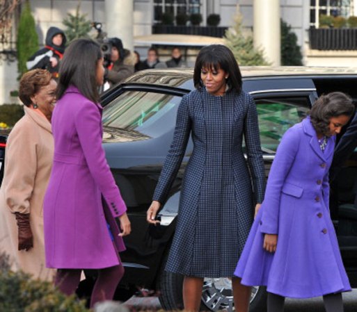 Las hijas de los Obama, optaron por abrigos en colores vibrantes y medias a juego.