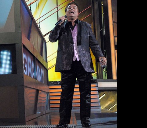 Es en 1971 cuando nace Juan Gabriel y con él su primera grabación en agosto de ese año, este disco incluía los temas “No tengo dinero”, primer sencillo y primer gran éxito en su carrera, “Tres claveles y un rosal” y “Como amigos”, material por el que recibe su primer disco de oro y es en este mismo año cuando se presenta por primera vez en un programa de televisión titulado “El y Ella”.
