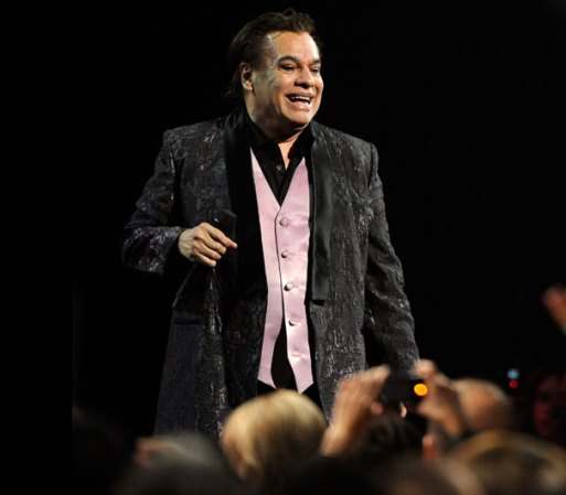 A fines de año 2010 lanza un disco inédito llamado Boleros con cortes totalmente fuera de su estilo, siendo duramente criticado por la prensa y algunos críticos musicales por la carencia de producción y arreglos.