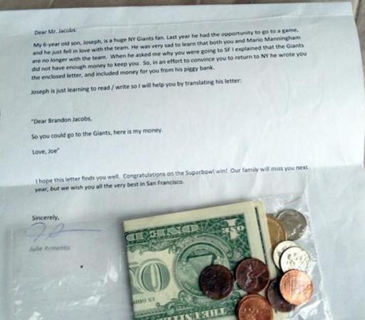 La carta dice: " Brandon Jacobs, para que te quedes con los Giants, aquí está mi dinero. Con amor, Joe"