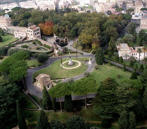 Jardínes del Vaticano. En total son unas 23 hectáreas de hermosos jardínes llenos de encantadores senderos, coloridas flores y angtiguas fuentes y estanques que rodean a la parte norte y oeste de la Santa Sede.