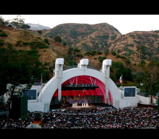 El auditorio "Hollywood Bowl" está rodeado de colinas y durante el verano ofrece todo tipo de conciertos.