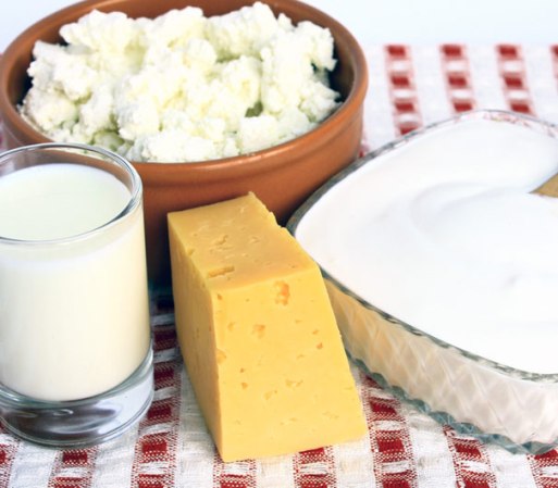 LÁCTEOS: Todos los productos lácteos o alimentos ricos en calcio, en general, son especialmente recomendados para mujeres que sufren la fase previa de la menstruación.
