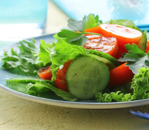 Lechuga: El ingrediente básico de las ensaladas se caracteriza por ser una fuente de ácido láctico y hierro. También puedes prepararlas como complemento de unas deliciosas enchiladas "potosinas".