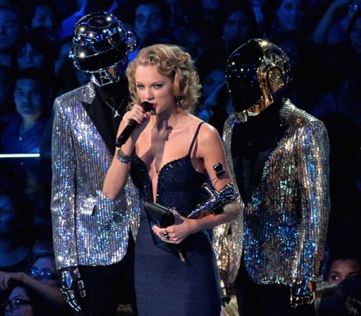 Taylor Swift provocó otra de las locuras de los premios MTV 2013, pues en pleno escenario se burló de su ex novio Harry Styles, pues su canción de desamor por él, la hizo ganar un premio.