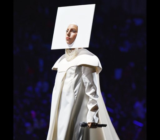 Entre las locuras de la entrega de los premios MTV 2013, se puede contar a Lady Gaga y su estilo muy particular.