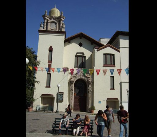 La zona conocida como "Placita Olvera" está designada como histórica y se encuentra en el centro de Los Ángeles. Ofrece muchas tiendas y restaurantes en honor a México.