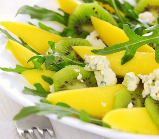 Mango: Es una fruta rica en vitaminas, sobre todo en caroteno (vitamina A) y vitamina C. Prepárala en una ensalada con kiwi y queso azul. ¡Deliciosa!
