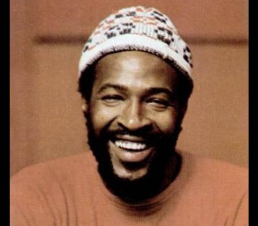 MARVIN GAYE – 1 de abril de 1984 – El cantante y cantautor fue asesinado por su propio padre cuando se encontraba en la comodidad de su cama hablando con su madre. El arma que el padre utilizó, fue un regalo de navidad de Marvin.