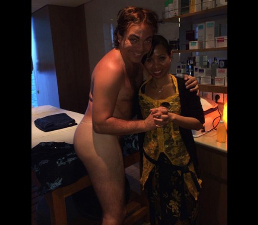 Tremenda lluvia de burlas y comentarios ha desatado una foto, en donde se ve a Cristian Castro sin ropa y abrazando a una mujer.