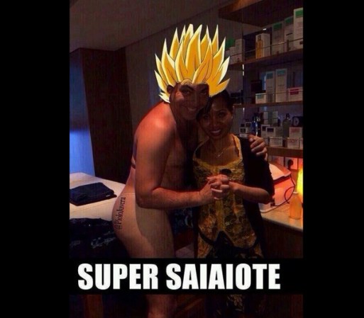 En estos "memes" por ejemplo, imaginan a Cristian Castro como un singular super heroe.