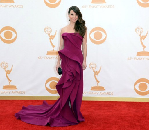 El vestido de Linda Cardellini llamó la atención por su diseño de capas múltiples ultra dinámicas.