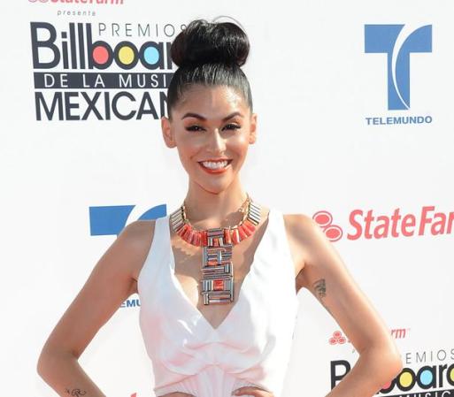 Nada mejor que un collar roba miradas y un recogido tipo bun para un look enteramente blanco, como el de Melissa Barrera.