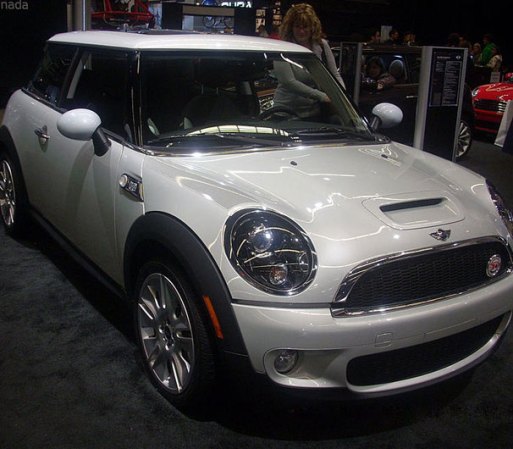 Luego de dos años y 24860 unidades producidas, el Mini de John Cooper había alcanzado el éxito que tanto se había esperado con el primer modelo, no sólo en ventas, sino en las competencias siendo múltiple ganador del Rally de Montecarlo con la versión de 998 cc, tal vez el Mini Cooper más exitoso de todos. En la foto un clásico del 2010.