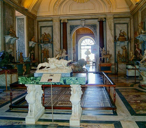 Los Museos Vaticanos: abrieron sus puertas en el Siglo XVI con todas las obras que habían sido juntadas por el Papa Julio II, están inundados de arte de todo tipo.