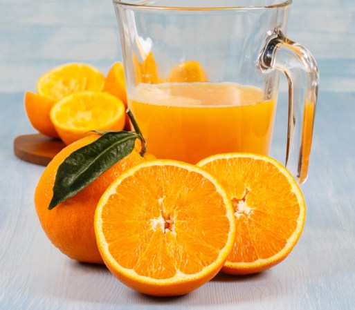 Naranjas: Son ricas en betacaroteno y vitamina C, y contienen calcio, magnesio, fósforo y potasio. Un agua fresca de naranja con hielos te refrescará a ti y a tu familia.