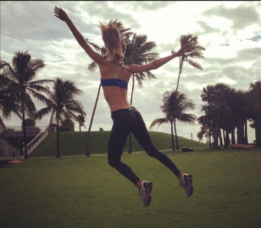 Una toma de Nina Agdal al aire libre.