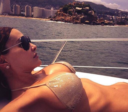Ninel toma sol en su yate.