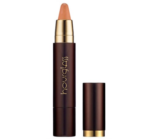 Si no quieres sumarle color a tu boca pero te divierte aumentarle volumen a tus labios, el labial "Femme Nude", de Hourglass, es el indicado para ti.