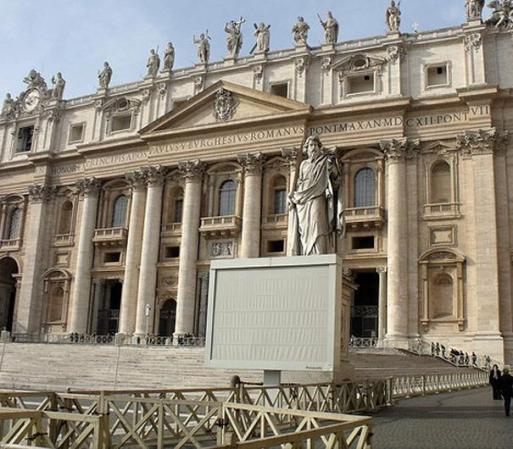 Palacio Apostólico: Este edificio es llamado también Palacio Papal y es la residencia oficial del Papa Es un complejo de edificios, que comprende el Apartamento Papal, el Museo Vaticano y la Biblioteca Vaticana.