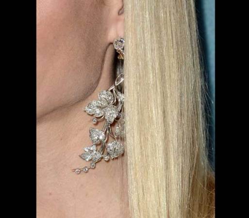 El arete largo en especial llamó la atención, pues incluía varios diamantes que juntos sumaban decenas de miles de dólares.