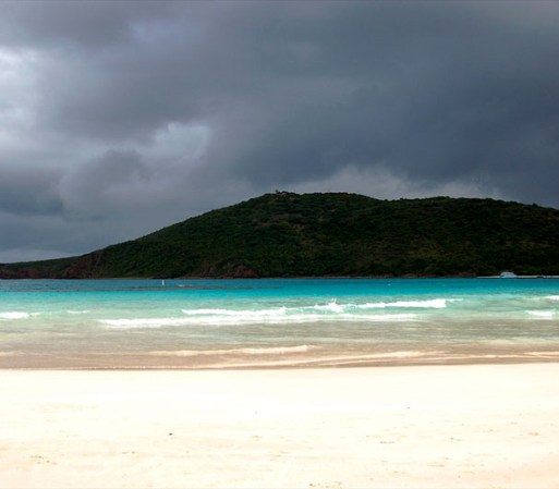 Disfruta de una de las mejores playas del mundo en la Isla de Culebra. La playa Flamenco se caracteriza por sus arenas blancas, sus calmas y transparentes aguas, y por estar rodeada del Refugio de Vida Silvestre de Culebra.