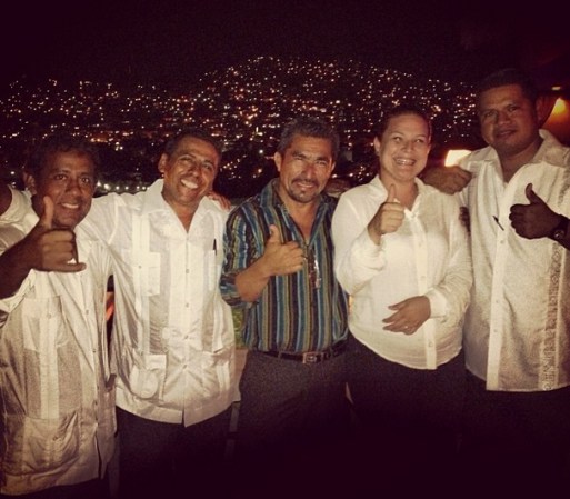 Estos meseros recibieron los $10,000 pesos mexicanos de propina.
