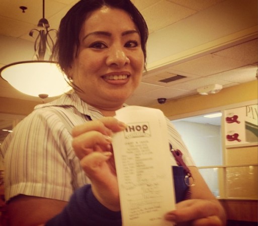 Alex, esta mesera de un Ihop, recibió $100 en una cuenta de $2.50.