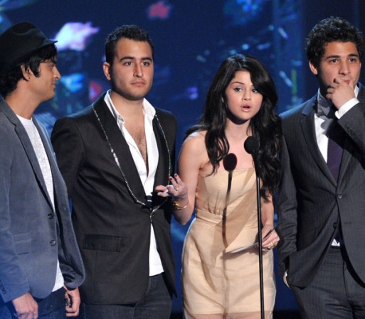 La actriz y cantante Selena Gómez presenta junto a los integrantes de Reik el premio a los mejor dúo o grupo en los premios MTV en 2009, en California.