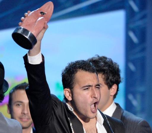 Reik es galardonado con el premio mejor artista pop en los premios MTV, celebrados en octubre de 2009 en California.