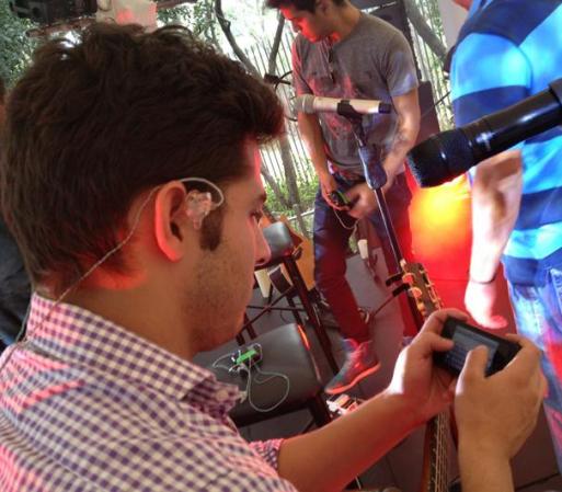 @julioreguia viendo los comentarios de sus fans en twitter.