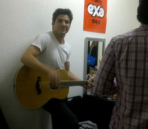 @julioreguia calentando antes de subir al escenario.