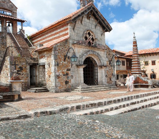 La Villa de Altos de Chavón se empezó a construir en 1976. Charles Bludhorn, presidente de Golf & Western Corporation fue el que tuvo la idea de construir esta aldea.