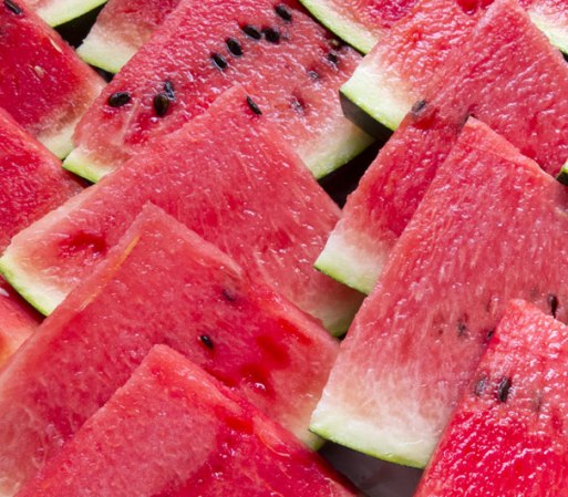Sandía: Una fruta jugosa rica en vitamina A en forma de carotenos, vitamina B y tiene propiedades antioxidantes. Preparada con agua fresca o en trozos con limón y sal es deliciosa.