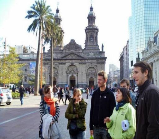 Un billete de 100 dólares para los seis millones de habitantes de Santiago de Chile.