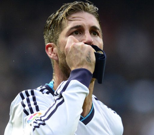 Sergio Ramos con su cabellera decolorada es un jugador del fútbol español. Su equipo actual es el Real Madrid. Es lateral derecho, pero también juega como central.