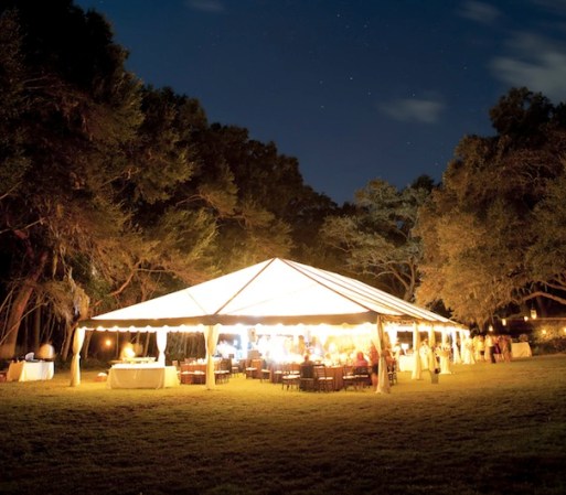 3. CONTRATA UNA CARPA: El hacer una boda al aire libre en donde no hay ni un solo techo es totalmente arriesgado en todos los sentidos, ya que puede llover, además de que si planeas servir buffet no es recomendable tener los alimentos, ni a tus invitados al sol todo el tiempo.