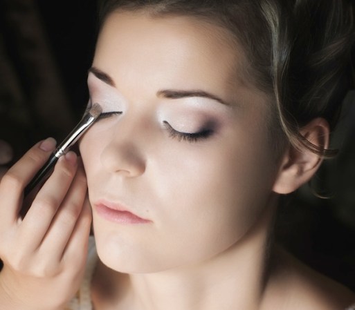 5. ESCOGE BIEN TU MAQUILLAJE Y PEINADO: Tienes que informar a la persona que te arreglará que tu boda será al aire libre para que tome las precauciones necesarias, ya que no quieres estar sudando y que se te arruine tu maquillaje y peinado.