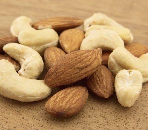 2. ALMENDRAS Y NUECES DE LA INDIA:<br />Las almendras y las nueces de la India no sólo son ricas en proteína, sino que contienen magnesio, un mineral que juega un importante papel en convertir el azúcar en energía. Hay estudios que demuestran que la falta de magnesio absorbe toda tu energía. Y si le agregas nueces de Brasil a la combinación tendrás también selenio, que activa la energía naturalmente.