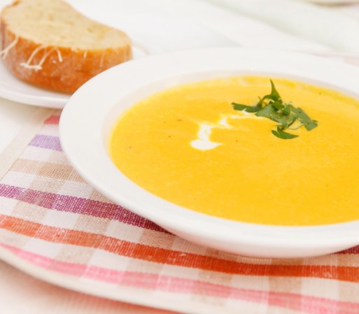 Calabaza: Es rica en carotenos, por lo que contribuye al buen funcionamiento ocular. La puedes preparar en sopa, puré o acompañada de otras verduras.