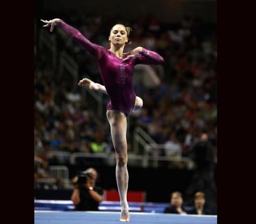 La persona más joven que ganó una medalla olímpica en gimnasia fue Dimitrios Loundras de Grecia, que ganó la medalla de plata en barras paralelas a la edad de 10 años y 218 días. Con 11 años y 302 días, Luigina Giavotti de Italia es la mujer más joven en ganar una presea olímpica,