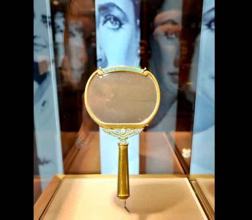 Son piezas muy origilanes, como este espejo que uno de los muchos esposos de Elizabeth Taylor, mandó a hacer para festejar que ella hacía la película "Cleopatra".
