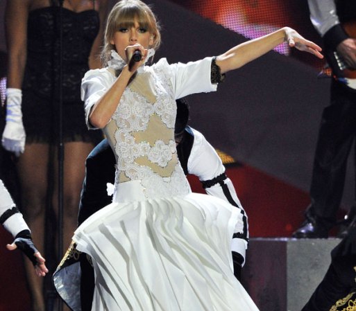 El primer single de Taylor Swift “Tim McGraw”, fue lanzado el verano de 2006, mientras que su álbum debut vio la luz a finales de octubre. Swift escribió y co-escribió todas las canciones de su album, que debutó en las listas de BillBoard 200 en el puesto 19 y vendió más de 60,000 copias durante su primera semana.