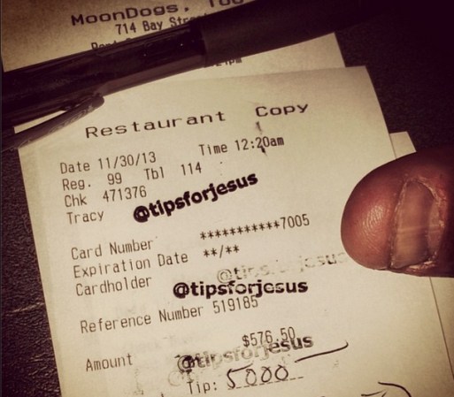 Este es el recibo con la propina de los $5,000 en Moondogstoo.