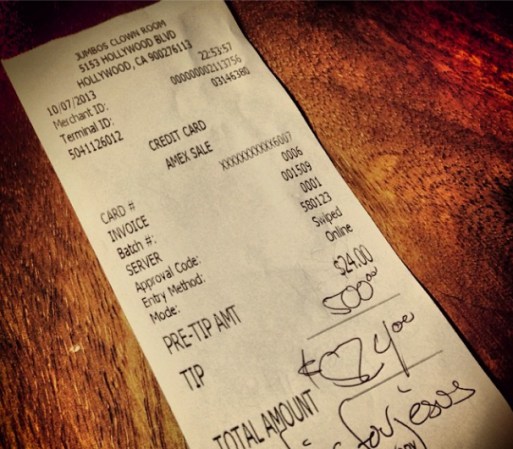 Claro, también deja propinas 'modestas' como esta de $500 en el sitio Jumbos Clown Room.