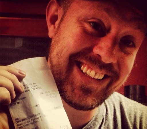 Este mesero en Ann Arbor, Michigan obtuvo una propina de $2,000 en un bar.